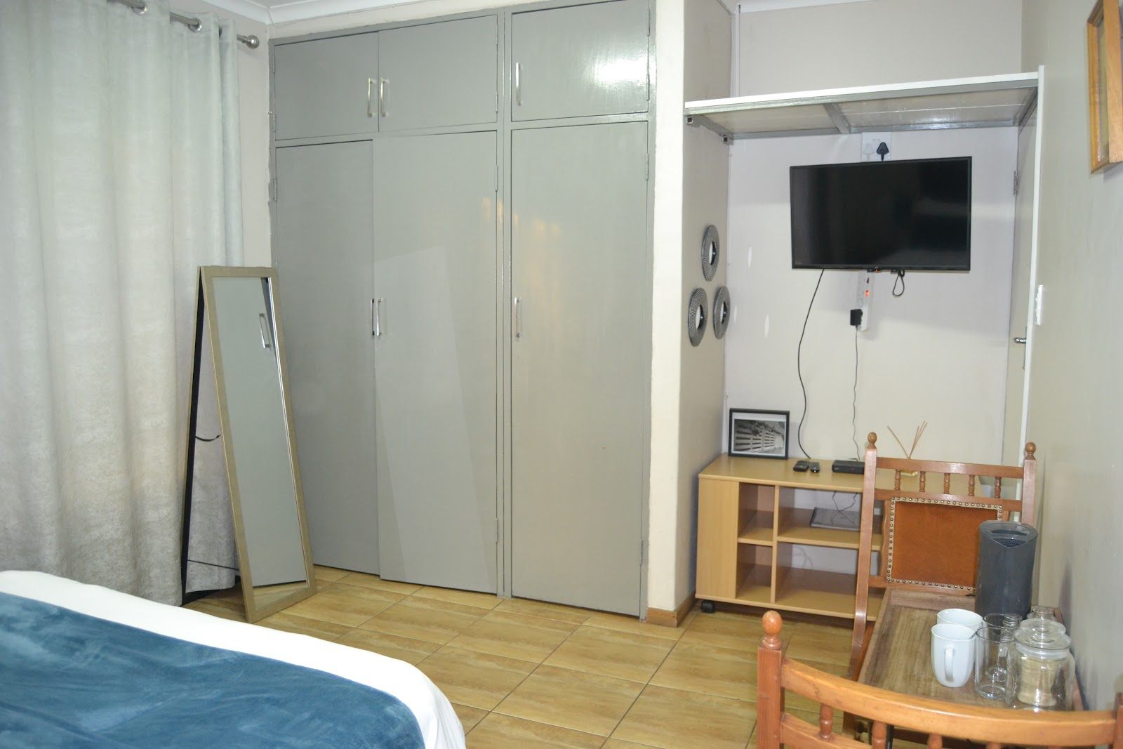 Room with wardrobe, TV and desk
